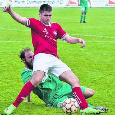 Mit Ambitionen ins Derby - Halil Hoxhaj (vorne) und der FC Bremgarten wackelten im Derby gegen Niederwil. In Villmergen wollen es die Reussstädter besser machen. Bild: André Griffel