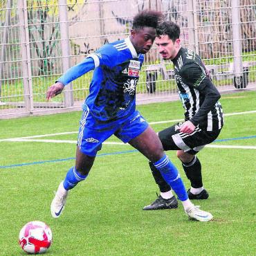 Wenn der Ball nicht reinwill - Seydou Ouedraogo (links) war gegen seinen Ex-Club ein Aktivposten im Spiel der Wohler. Im Abschluss hatte er mit einem Pfosten- und einem Lattentreffer etwas Pech. Bild: Josip Lasic