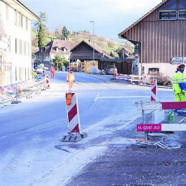Die Vorbereitungen für die anstehende Vollsperrung der Kreuzung Zuger- und Rottenschwilerstrasse laufen. Bilder: Celeste Blanc