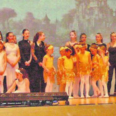 Dornröschen im Escape Room - Das Ballettensemble der Musikschule Kelleramt nach erfolgreicher Aufführung.