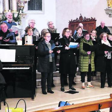 Geschichte und Lieder - Der Kirchenchor sang mit voller Inbrunst. Bild: zg