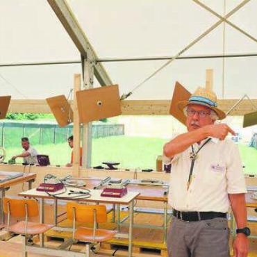 «Wir sind eben Freiämter» - OK-Vizepräsident Peter Klausner zeigt den temporären Gewehr-50-Meter-Stand.
