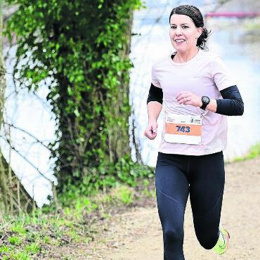 Vom Sieg selber überrascht - Mit einem Lächeln zum Sieg: Anja Schwegler von der LR Wohlen gewinnt den Aargauer Halbmarathon in Aarau.Bild: Alexander Wagner