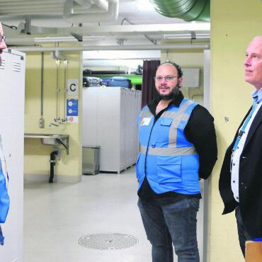 So gemütlich, wie es möglich ist - Privatsphäre bleibt den Flüchtlingen kaum. Noël Cordier, Ioannis Xypolitidis und Lutz Hahn (von links) zeigen das Leben in der Asylunterkunft der GOPS in Muri. Bild: Annemarie Keusch