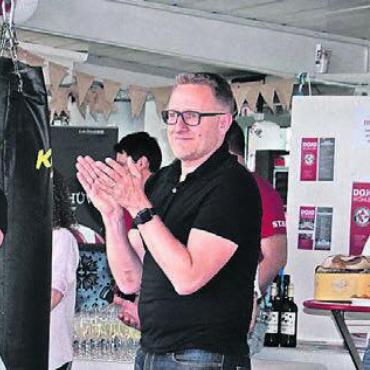 Schweiss, Tanz und Prominenz - Gemeindeammann Arsène Perroud war einer von zahlreichen Besuchern.