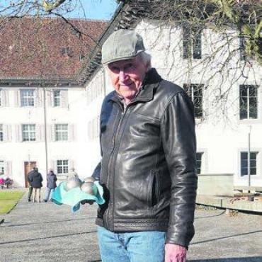 Spannend bis zum Schluss - Bärt Räber bei einer Partie Pétanque. Bild: sus