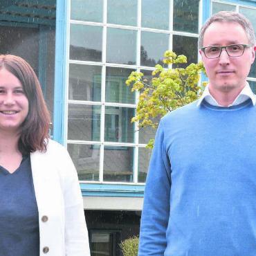 Das Vertrauen ist zurück - Die Schule Buttwil liegt Gemeinderat Marc Kramis und natürlich auch Schulleiterin Nadia Fischer sehr am Herzen – sie hat die Schule die letzten Jahre stark mitgeprägt Bild: Annemarie Keusch