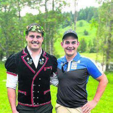 Ende gut, alles gut - Joel Strebel (links) und der verletzte Eidgenosse Andreas Döbeli, technischer Leiter der Freiämter Schwinger.