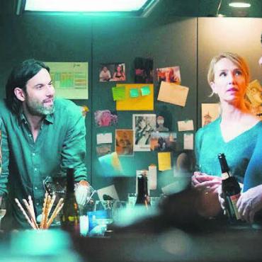 Grosses Kino garantiert - Das laute Liebesspiel von oben bringt die Nachbarn unten total durcheinander: Sarah Spale, Max Simonischek, Ursina Lardi und Roeland Wiesnekker. Bild: zg