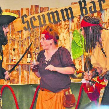Im Bann der Seeräuber - Die Barbetreiberin Carla (Irma Meier) gibt den Tarif durch.