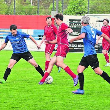 Polit-Treffen mit Gastfreundschaft - Es wurde zwischendurch recht ansehnlicher Fussball geboten: mit allem, was diesen Sport so beliebt macht. Bilder: Daniel Marti
