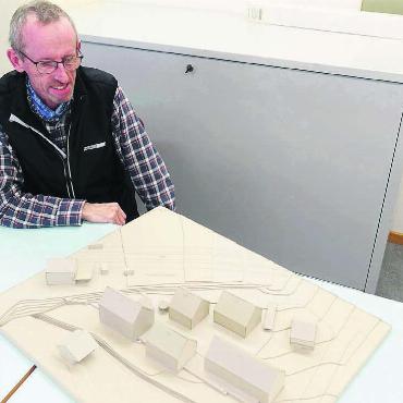 Viel Geld in den Boden geflossen - Hannes Küng erklärt das Modell: Fünf Mehrfamilienhäuser mit einer gemeinsamen Tiefgarage und Besucherparkplätzen, einem Pavillon, Velounterständen und Spielplätzen mit einer Umgebungsgestaltung sollen in der Zentrumszone zwischen Dorfstrasse, Bahnhofstrasse und Büntenbach entstehen. Bild: Susanne Schild