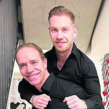 «Papi hat immer gesagt...» - Der Vater nimmt den Sohn Huckepack: Rocco und Roy Cipriano.