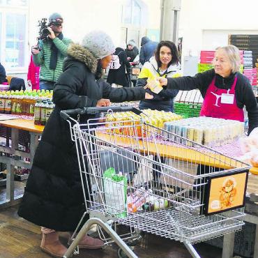 Authentisch, sympatisch, mittendrin - Mona Vetsch zusammen mit Brigitta Hubeli (rechts) bei der Lebensmittelausgabe.