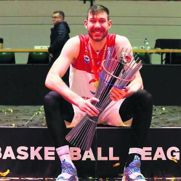 Grosser Mann will hoch hinaus - «Es ist der erste grosse Titel meiner Karriere»: Der Freiämter Laurent Zoccoletti, 2,03 m gross, gewinnt mit seinem Team Massagno den Liga-Pokal. Bilder: zg / freshfocus