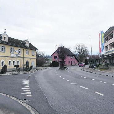 Kein unnötiger Aktivismus - Nicht weiter zugunsten des Dorfkerns verkleinern. Das sagt die SVP zur Bremgarterstrasse im Bereich des Zentrums. Bild: Susanne Schild