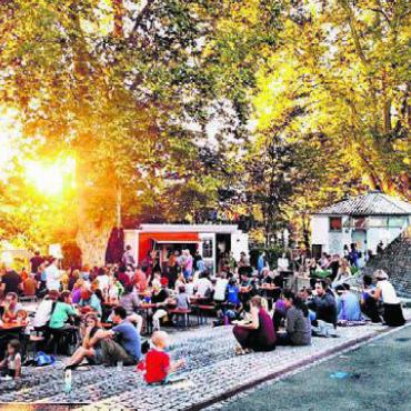 Im Trubel die Seele baumeln lassen - Die Spielebar lädt am Leuefäscht zum fröhlichen Beisammensein in aussergewöhnlichem Ambiente neben dem Pyramidenbrunnen. Bilder: zg