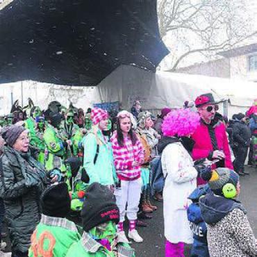 Närrisches Spektakel in Muri - Jung und Alt feuert die Athleten an den Winterspielen an. Bild: sus