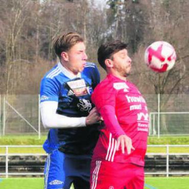 Mission Rückrunde beginnt - Wohlens Justin Pfister gegen Admir Seferagic. Bild: jl