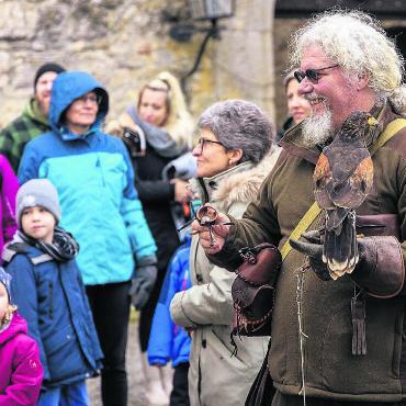 Eröffnung des Museumsjahrs - Die Eröffnung des Museumsjahrs 2023 erfolgte auf Schloss Habsburg mit einer Falkner-Show durch Ulrich Lüthi. Bild: Museum Aargau