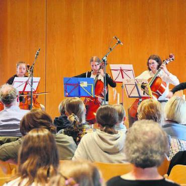 Mit ausgebreiteten Flügeln - Das Cello-Ensemble mit Jonathan Völlinger, Julia Küng, Vivane Käppeli, Dora Völlinger und Moritz Ineichen.
