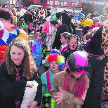 Besser geht es nicht - Vor dem Schulhaus Bachmatten herrscht ausgelassene Fasnachtsstimmung.