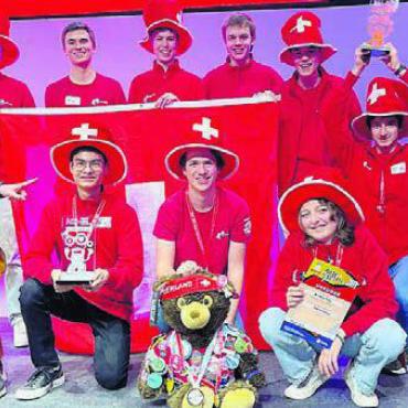 Für die WM qualifiziert - Das Team «mindfactory» mit der 13-jährigen Ella Robinson aus Muri (vorne rechts). Bild: zg