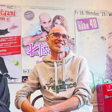 Mit Witz, Charme und Knalleffekt - In seinem Atelier in Schönenwerd tüftelt der gebürtige Freiämter an seinen neuen Nummern. Die Plakate an den Wänden erinnern dabei an seine früheren Bühnenprogramme. Bilder: Chregi Hansen / René Tanner