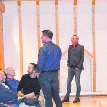 «Es geht nicht anders» - Die Situation bei der Unterbringung von Asylsuchenden ist angespannt. Mit dem Betrieb der GOPS wird eine leichte Entlastung versucht. Sandro Vescovi vom Betreuungsteam ORS AG (links stehend), Stephan Müller vom kantonalen Sozialdienst (Mitte stehend) und Muris Gemeinderat Daniel Räber (am Mikrofon) beantworten Fragen. Bild: Sabrina Salm