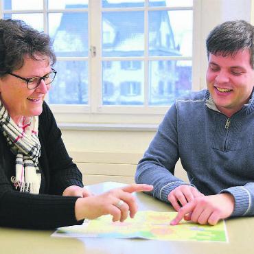 Helfen, den besten Weg zu finden - Wo kommen welche Pfeile hin? Vizepräsidentin Milly Stöckli im Dialog mit Manuel Meier, Bereichsleiter Infrastruktur und Anlagen der Abteilung Bau und Planung. Bild: Annemarie Keusch
