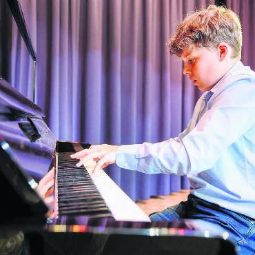 Freude an der Musik - Die Teilnehmerinnen und Teilnehmer des Prix ibw dürfen vor einer hochkarätig besetzten Jury aufspielen. Im Bild Kevin Angstmann, der Gewinner des Prix ibw 2022. Bild: pd