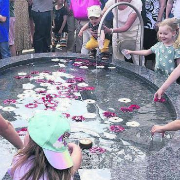 Neuer Dorfmittelpunkt - So sieht er also aus: Gespannt inspizieren die Kinder den neuen Dorfmittelpunkt.