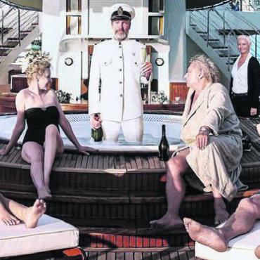 Räuber Hotzenplotz und die Superreichen - Der Kapitän (Woody Harrelson) gerät in «Triangle of Sadness» in leichte Schieflage. Bild: zg