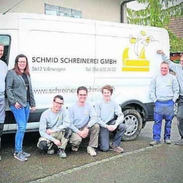 «Holz ist unsere Leidenschaft» - Stephan und Sandra Schmid präsentieren stolz ihre «Mannschaft». Bild: zg