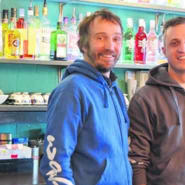 «Wave» ist in neuen Händen - 22 Jahre lang hat Hans-Peter Budmiger (links) die «Wave»-Geschichte geschrieben. Nun übernimmt Manuel Staubli die Federführung. Bild: Annemarie Keusch