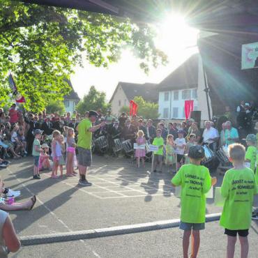 Momente für die Ewigkeit - 18. Juni: Das «Muri Tattoo» begeisterte die Massen. 140 Musikanten spielen zusammen den «Adelburger». Für die organisierenden Adelburger Tambouren ein besonderer Moment.
