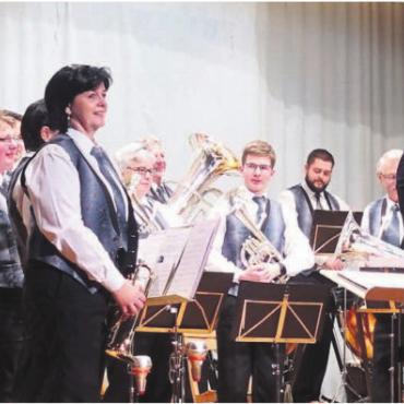 Eine Brassband und ein Bigamist - Die Musikgesellschaft Bettwil begeistert an ihrem Jahreskonzert das Publikum. Gleich zwei Zugaben werden gefordert. Bilder: Susanne Schild