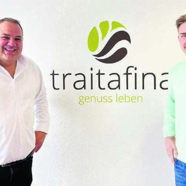 Die Harmonie stimmt - Stefan Strebel – «Boss» der Schwinger und der Traitafina – unterstützt seinen Lehrling Justin Pfister vom FC Wohlen.