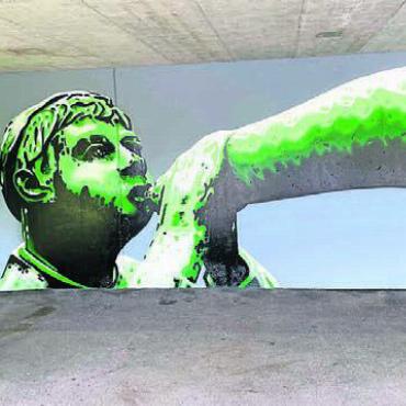 Neues Kapitel aufgeschlagen - Die Obere Mühle wird immer bunter: Der bekannte Villmerger Graffiti-Künstler Silvan Liegl hat kürzlich den Güggibueb auf einer Mauer verewigt.