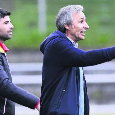 Zum Abschluss auf die Tribüne - Wohlen-Trainer Ryszard Komornicki (rechts) wird in seinem Abschiedsspiel das Team nicht von der Seitenlinie aus dirigieren können. Er muss eine Sperre absitzen. Bild: Archiv/awa