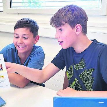 «Was möchte ich werden?» - Die Bezirksschüler Leandro und Arto freuen sich auf die zwei Tage von «Berufe Wohlen ». Bild: zg