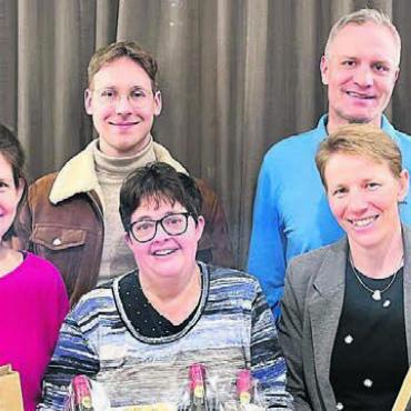Viele Jubiläen gefeiert - An der GV wurden die Jubilare Raffaela Flory, Sabrina Stöckli, Simon Köpfli, Daniela Ketterer, Patrick Andermatt, Helen Bucher und Karin Bircher geehrt (von links). Es fehlt Daniel Rey. Bild: zg