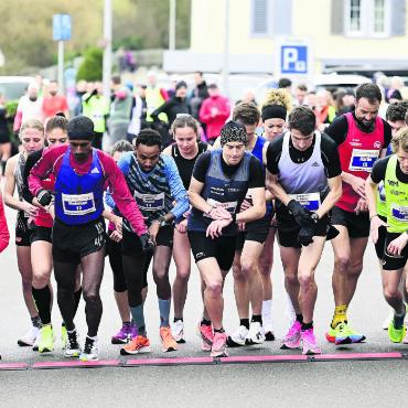 Sportlich attraktiver Lauf - Die Besten unter sich: Start der neuen Elitekategorie am Reusslauf in Bremgarten. Es folgte ein harter Kampf um den Sieg. Bild: awa