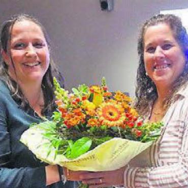 Zwei Jubiläen in der Wichtelburg - Gabi Baumann (links) dankt Präsidentin Mariza Nietlispach für ihren grossen Einsatz für die Kita. Bild: sus