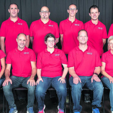 Mit Stolz die Schweiz vertreten - Die Aargauer Delegation mit den Mitgliedern des Behindertensportclubs Wohlen-Lenzburg, vorne (v. l.): Headcoach Irène Heinrich, Special-Olympics-Staff Tom Wieland, Anita Scherrer, Fabian Blesi, Coach Marlis Meier. – Hinten (v. l.): Patrick Schweiger, Marcello Zufferli, Patrick Nöthiger, Adrian Thomann, Coach Jürg Meier. Bild: pd