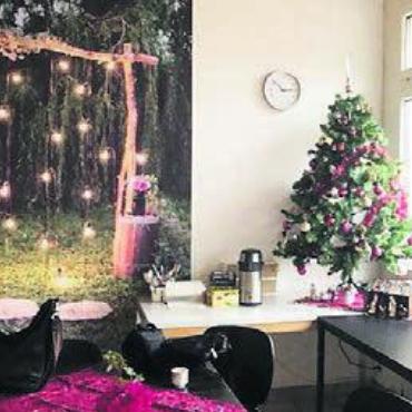 Ankommen und Struktur finden - Der gemeinsame Aufenthaltsraum ist weihnachtlich geschmückt.