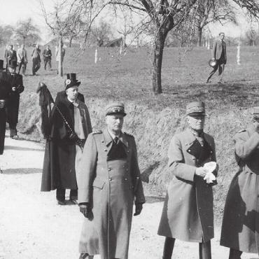 Auf Augenhöhe mit Guisan - Der Trauerzug durch Jonen am 16. März 1953, angeführt von General Guisan (Mitte).