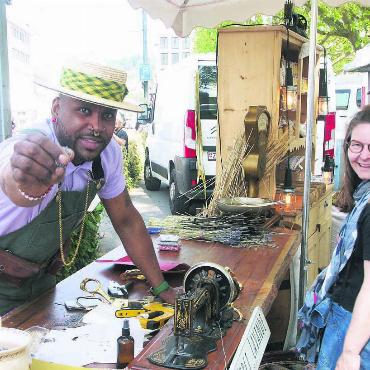 Schöner und friedlicher Markt - Stilvoll als Landarbeiter: der Verkäufer von Lavande de Provence gleich neben der Obertor-Haltestelle. Bild: Vincenz Brunner