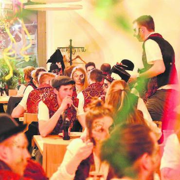 Fasnacht wie in alten Zeiten - Das Gemütliche soll im Vordergrund stehen: Die erste «Uslumpete» im Gasthaus zum Bauernhof war gut besucht. Bild: zg