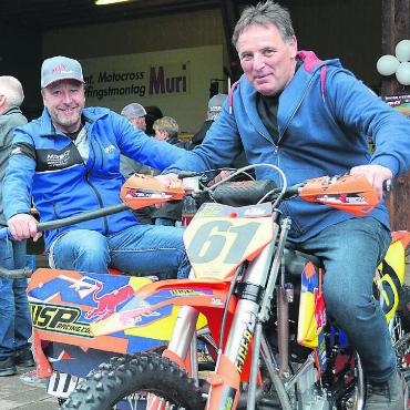 Vollgas seit fünfzig Jahren - Beat Gassmann, seit 2006 OK-Chef des Motocross Muri, (links) und Vereinspräsident Urs Huwiler stecken viel Herzblut in den Motorradsportclub Muri. Genau diese Leidenschaft für den Motorsport zeichnet den ganzen Verein aus. Bild: Sabrina Salm